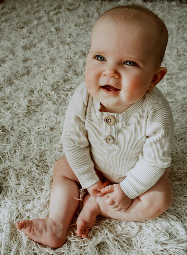 Vauvalla yllään ihana Uskallus Body Vaniljan sävyssä