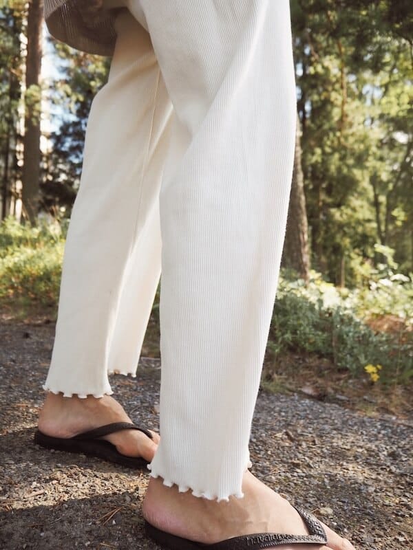 Lähikuvassa metsässä naisen päällä Vaniljan sävyiset HAAVE housut