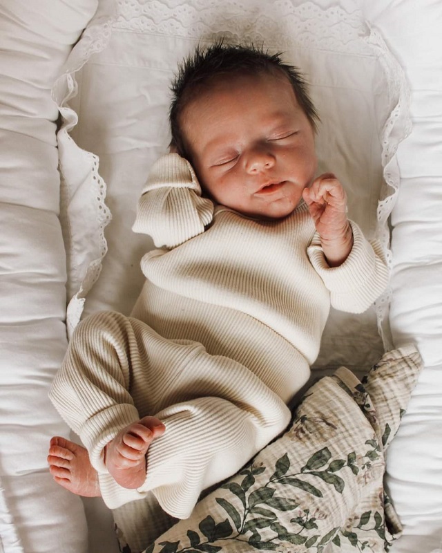 vastasyntyneen vauvan luomupuuvillaiset vauvanvaatteet